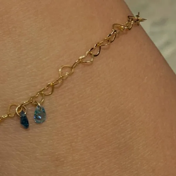 Heart link chain in 14k gold filled, welded on a wrist