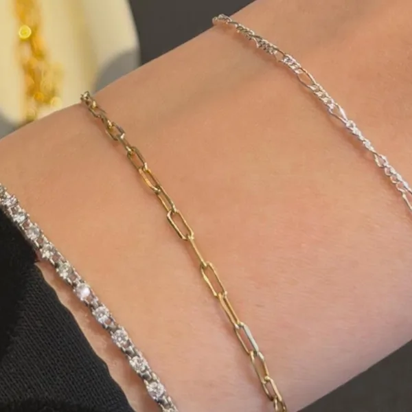 Paperclip chain in 14k gold filled, welded on a wrist
