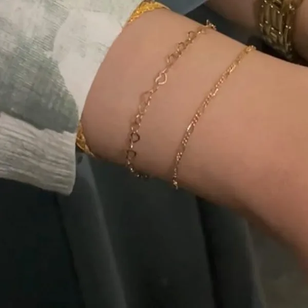 Fine cable chain in 18k solid gold, welded on a wrist